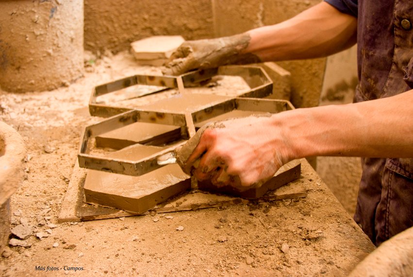 Canbenito haciendo cerámicas de forma manual